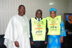 Dr-Goodluck-Ebele-Jonathan-President-of-Nigeria-with-Pastor-Lazarus-MuokaGeneral-Overseer-of-The-Lords-Chosen-Charismatic-Revival-Ministry-And-Mummy-Joy-Muoka.....